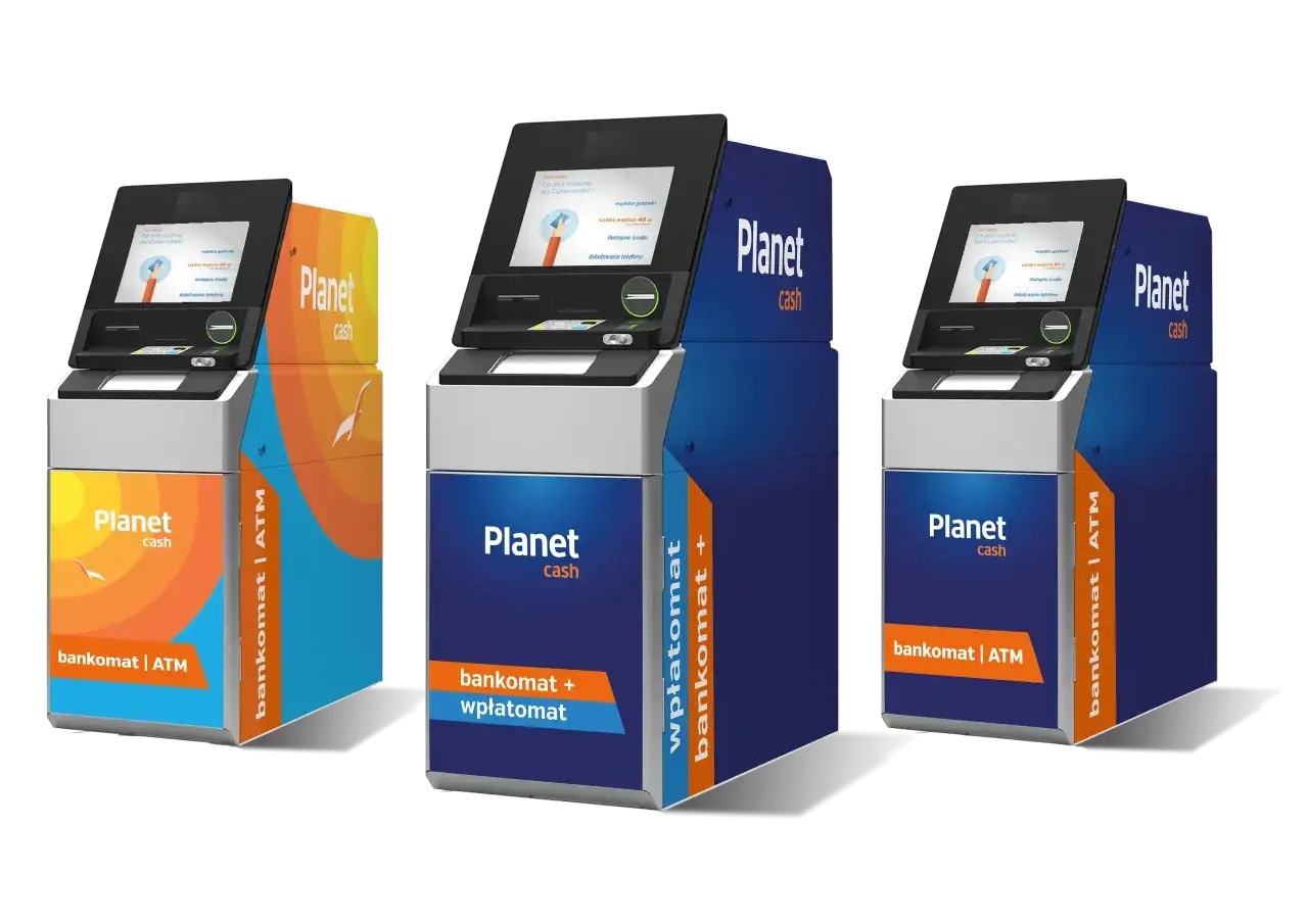 Trzy bankomaty Planet Cash w r&oacute;żnych kolorach: pomarańczowo-ż&oacute;łtym, niebieskim i z elementami obu.