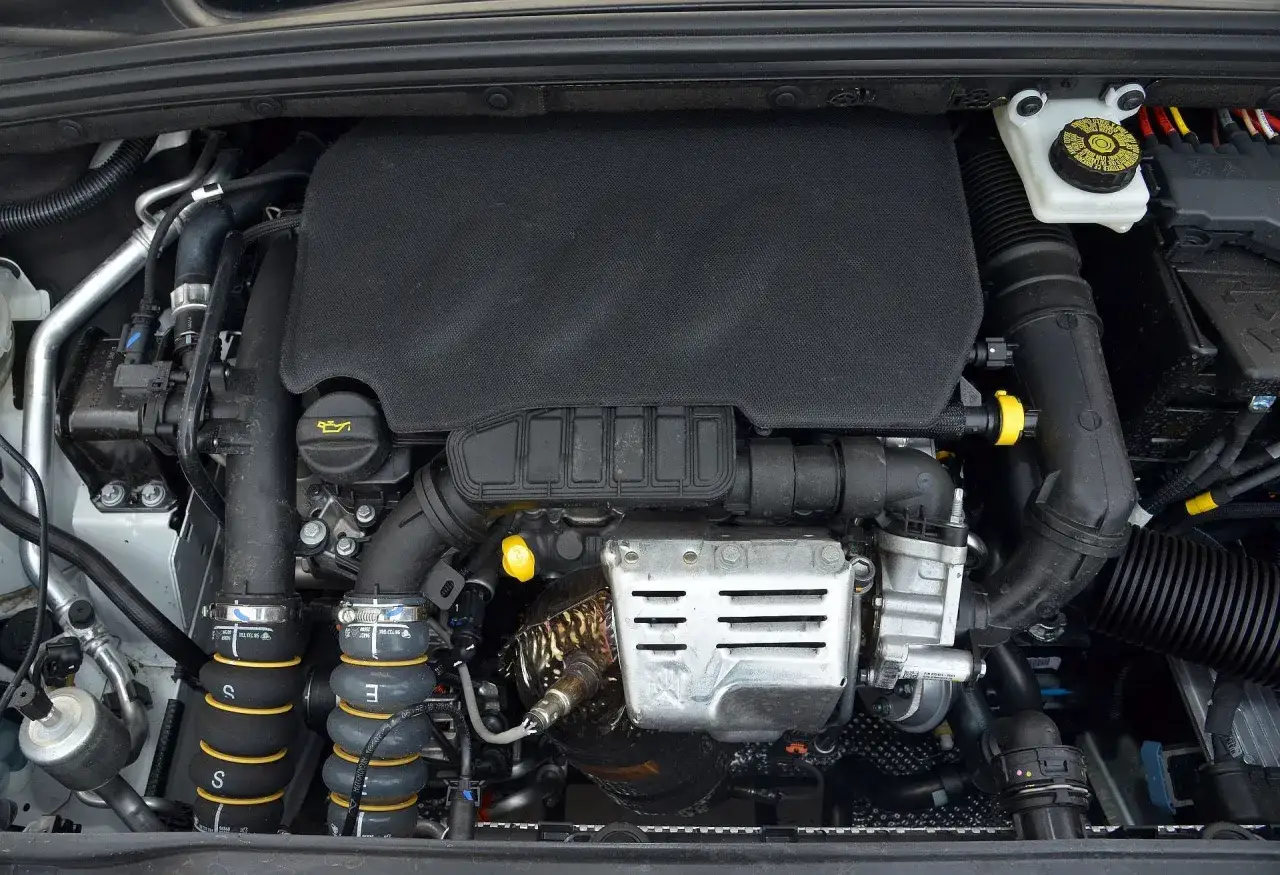 Mechanik sprawdza silnik Citroën C4 II