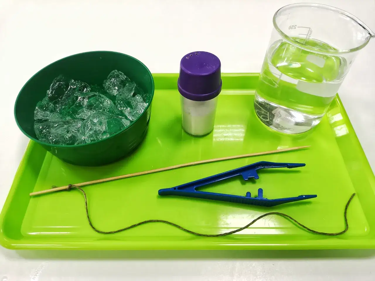 łowienie kostki lodu na nitkę eksperyment dla dzieci