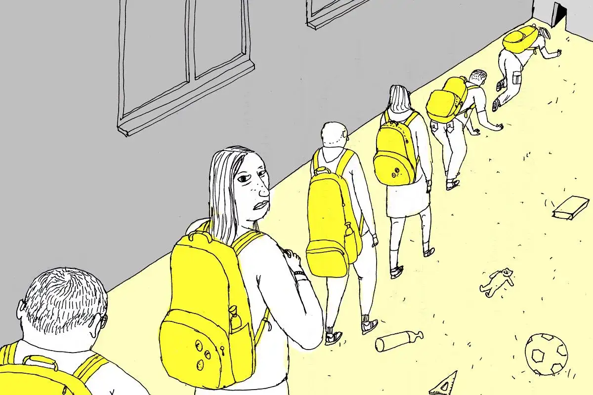 Dzieci z żółtymi plecakami idą w kolejce. Zastanawiają się, co jest po podstawówce.