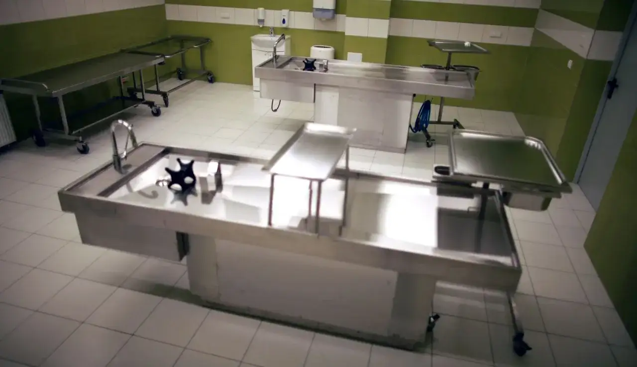 Chłodne, sterylne wnętrze, gdzie stalowe stoły czekają na swoje przeznaczenie. To miejsce, gdzie kończy się życie, a zaczyna praca w morgue po polsku.