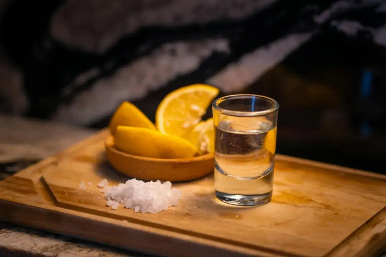 Szklaneczka z przezroczystym alkoholem, cytryną i solą. Czy to drink z mezcalem czy z tequilą?