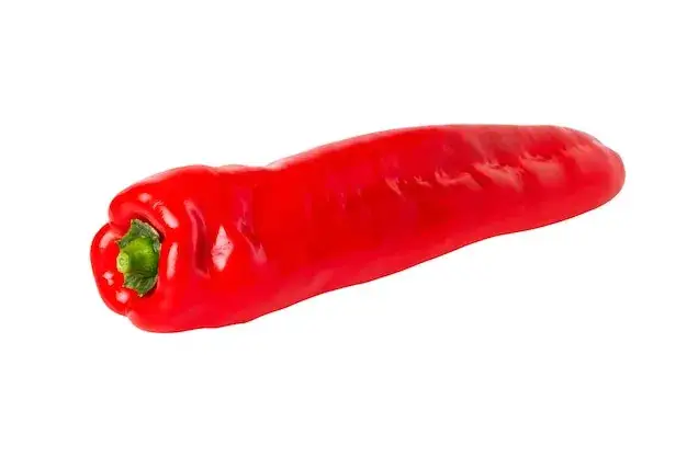 czerwona papryka świeża na białym tle