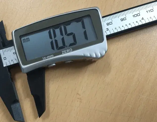 Jak zmierzyć rozstaw śrub suwmiarką