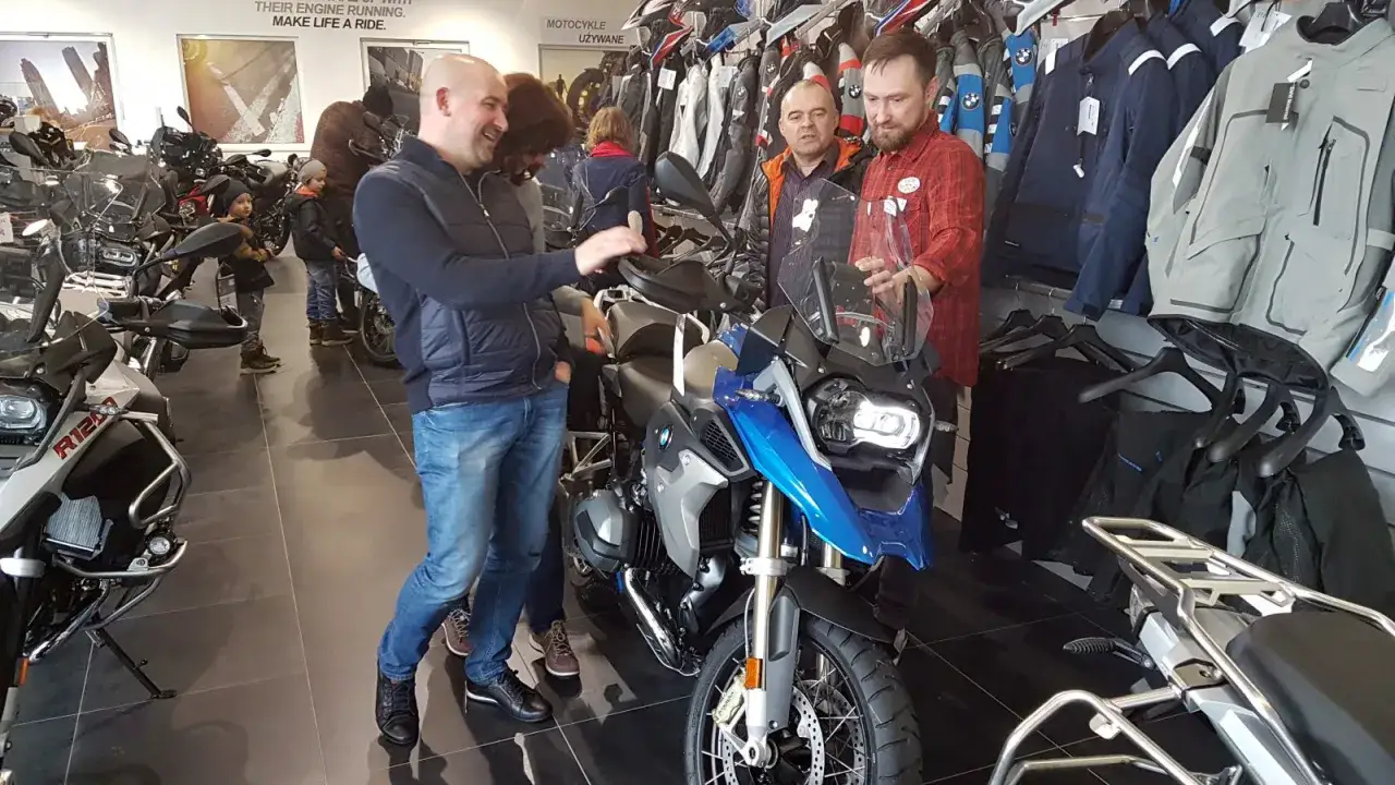 Osoba negocjująca cenę motocykla na giełdzie