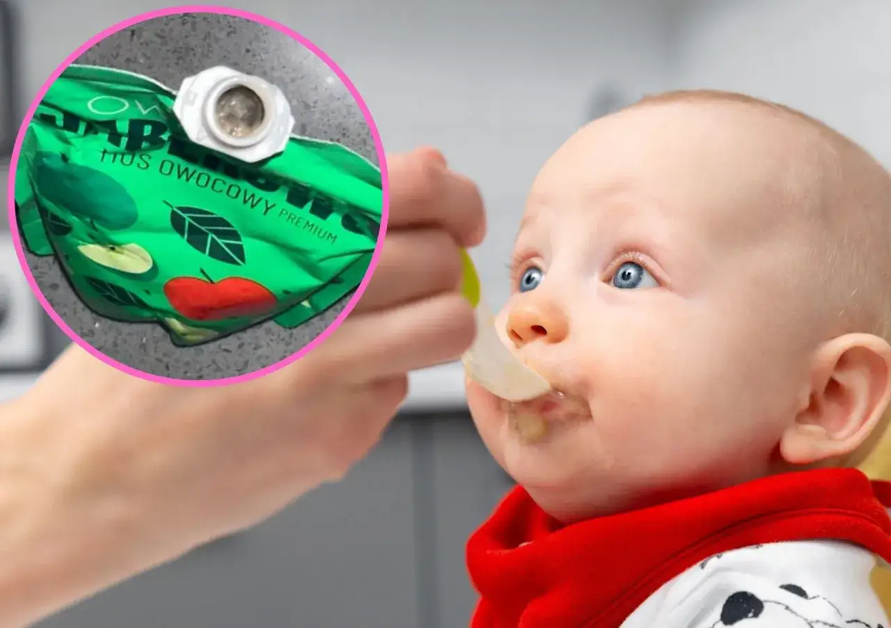 Szczęśliwe niemowlę jedzące mus jabłkowy