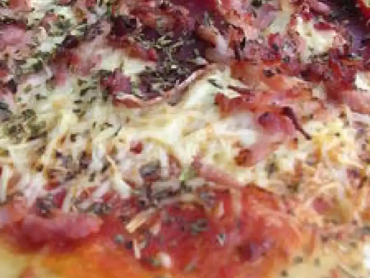 Assortiment d'ingr&eacute;dients pour pizza aux lardons
