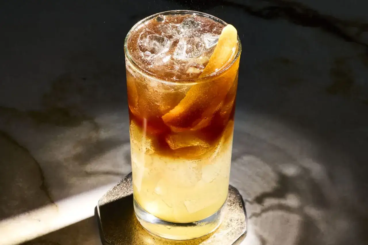 Orzeźwiający tonic espresso z lodem i skórką pomarańczy, idealny na upalny dzień.