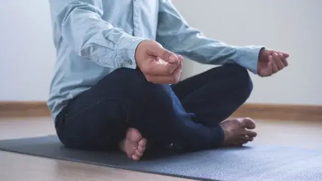 Osoba medytująca lub myśląca o swoich celach zdrowotnych