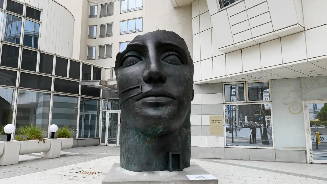 r&oacute;żne rzeźby Igora Mitoraja rozmiary i materiały