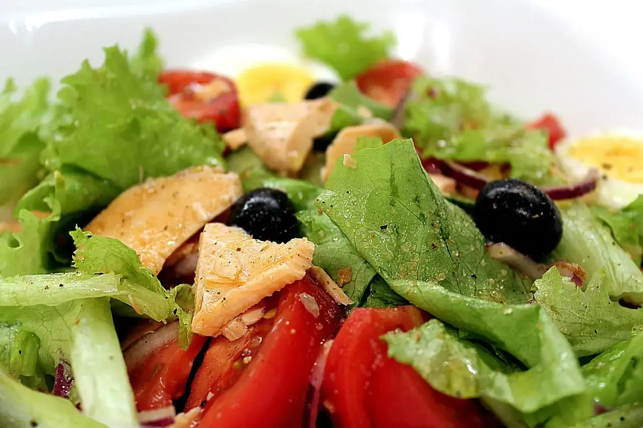 r&oacute;żnorodność sur&oacute;wek do gulaszu, kolorowe sałatki do mięsa, oryginalne sur&oacute;wki warzywne