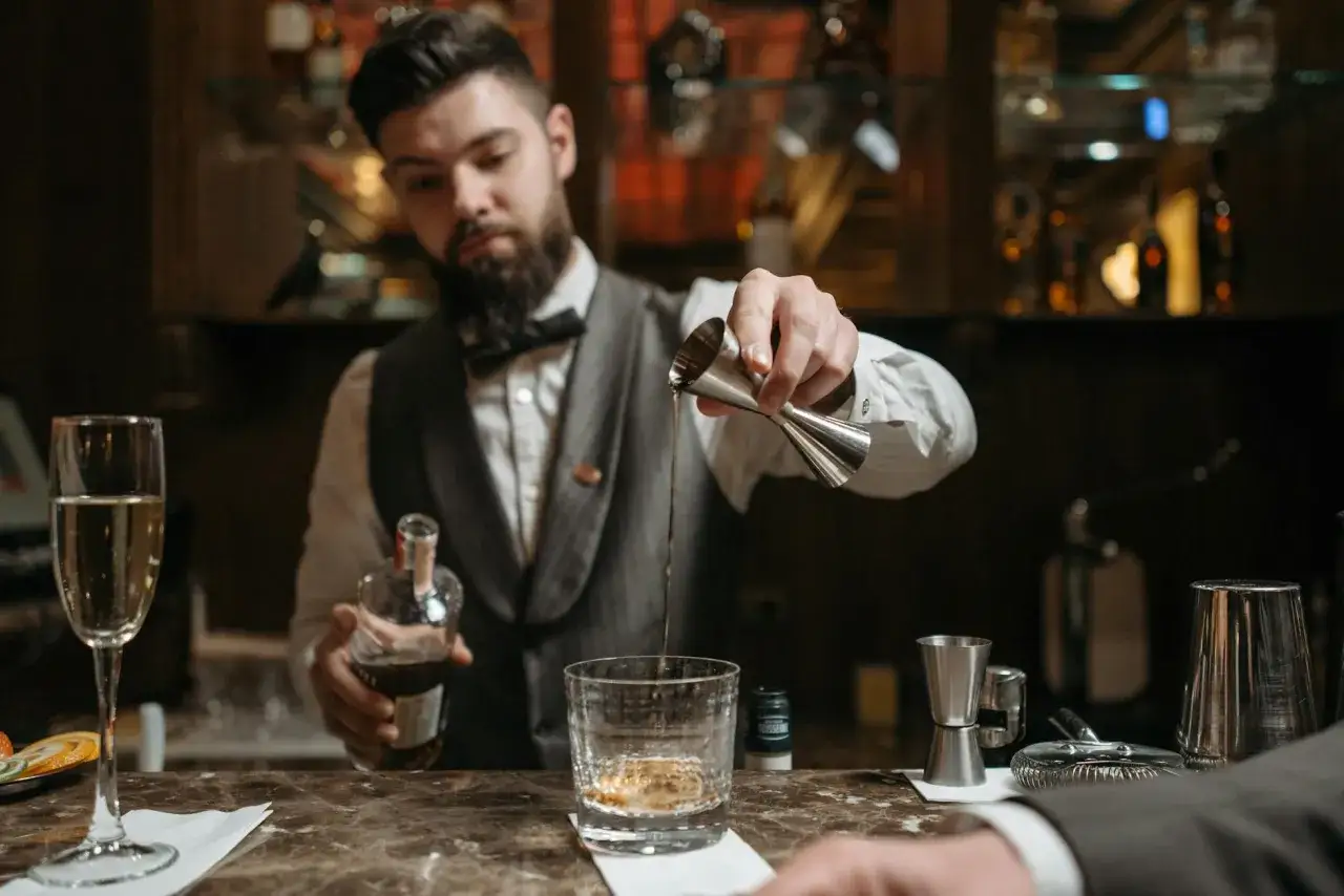 Barman przygotowujący koktajl w eleganckiej restauracji