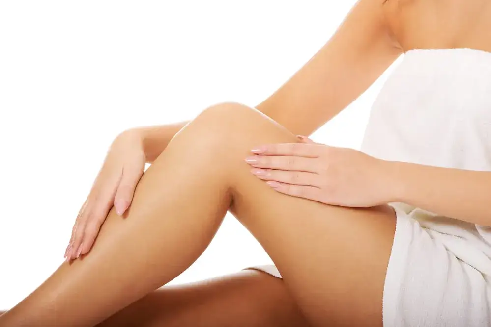 Kobieta wykonująca peeling przed goleniem