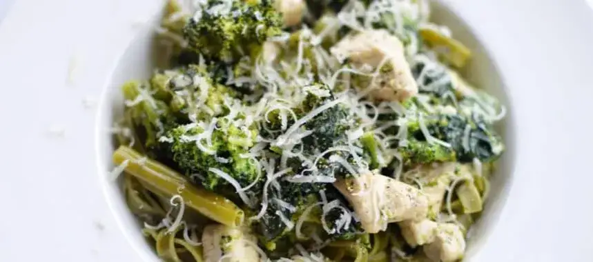 dania z dietetycznym białym sosem: kurczak, makaron, warzywa