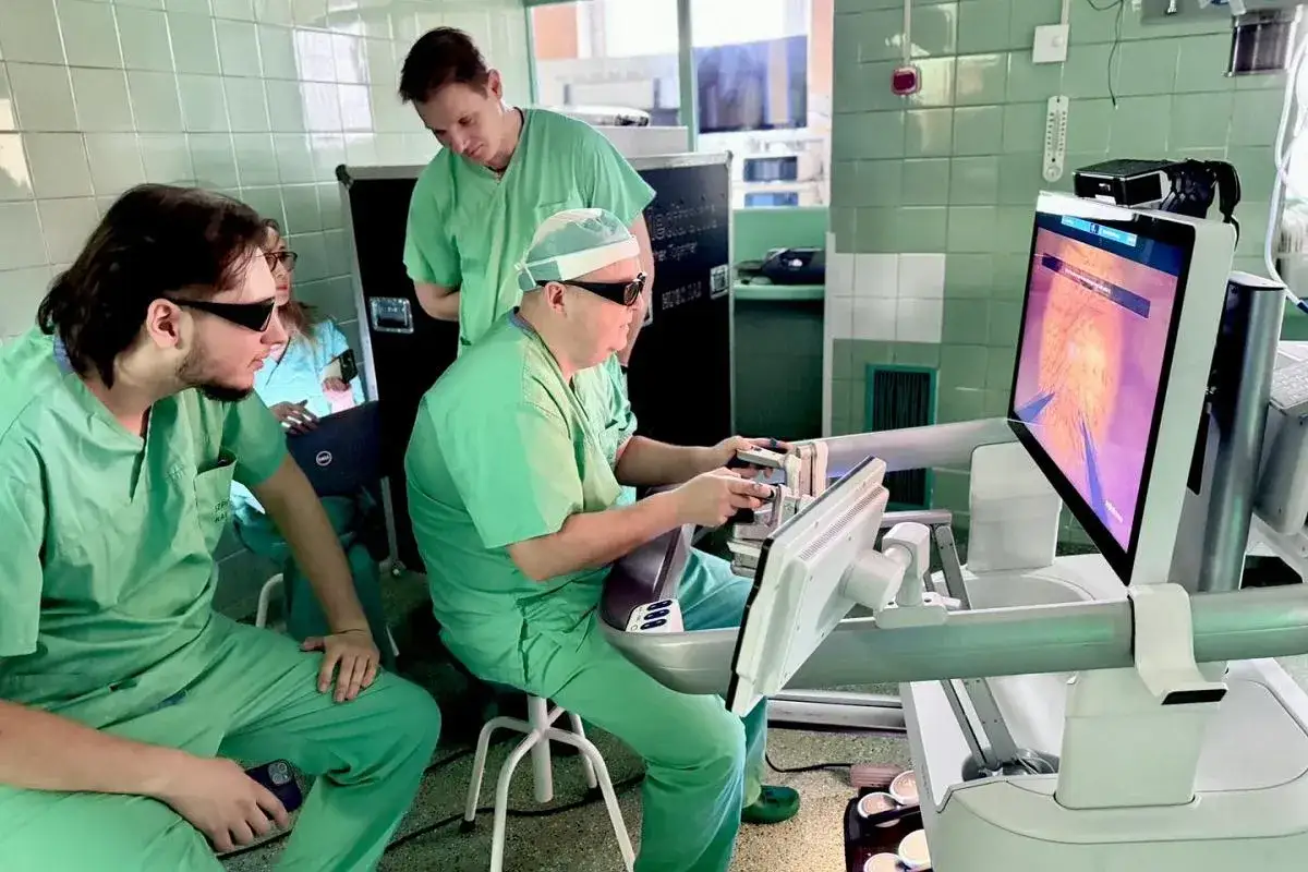 Zespół medyczny ćwiczy na symulatorze. Czy urologiem może być kobieta? Tak, jak i mężczyzna, zdobywa wiedzę i umiejętności.