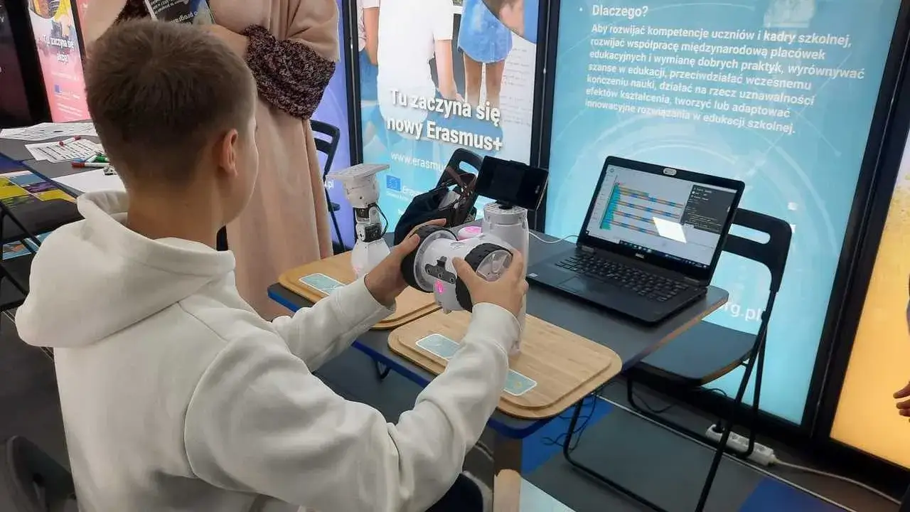 Uczeń z tabletem i nauczyciel w nowoczesnej klasie