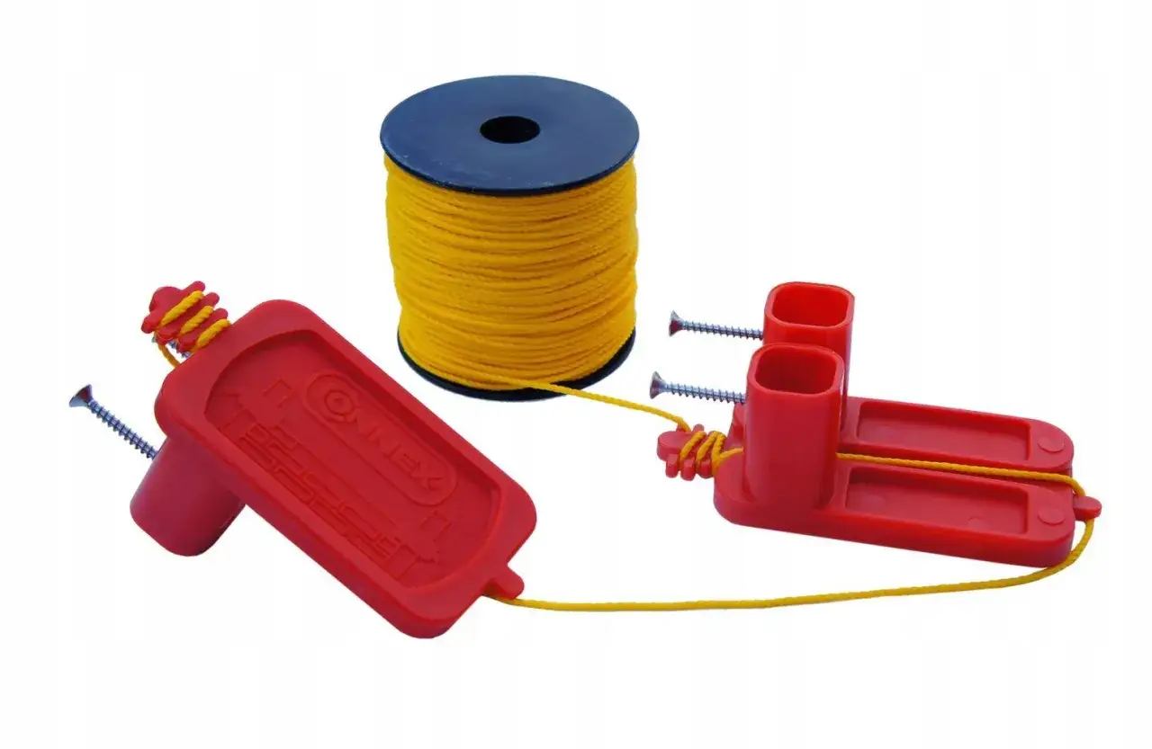 Czerwone narzędzia murarskie z ż&oacute;łtą linką i szpulą. Pomocne przy budowie mur&oacute;w.