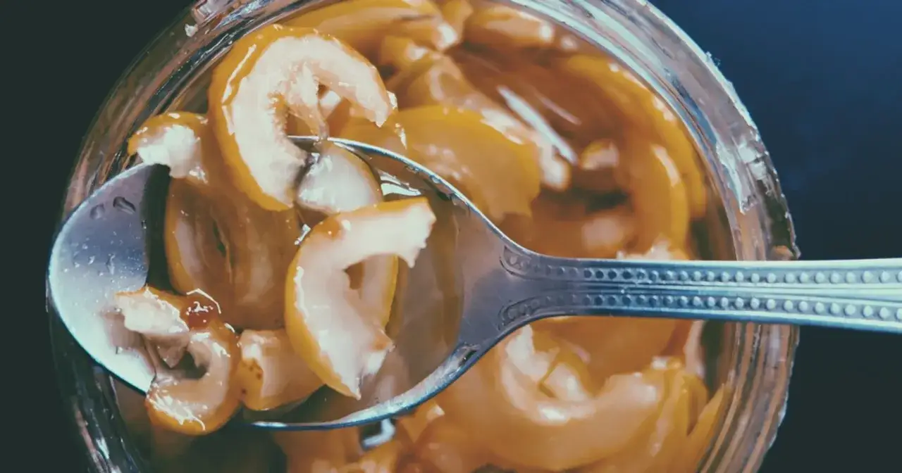 Sok z pigwy na co pomaga? W słoiku kawałki pigwy w syropie, na łyżce. Pyszny i zdrowy!