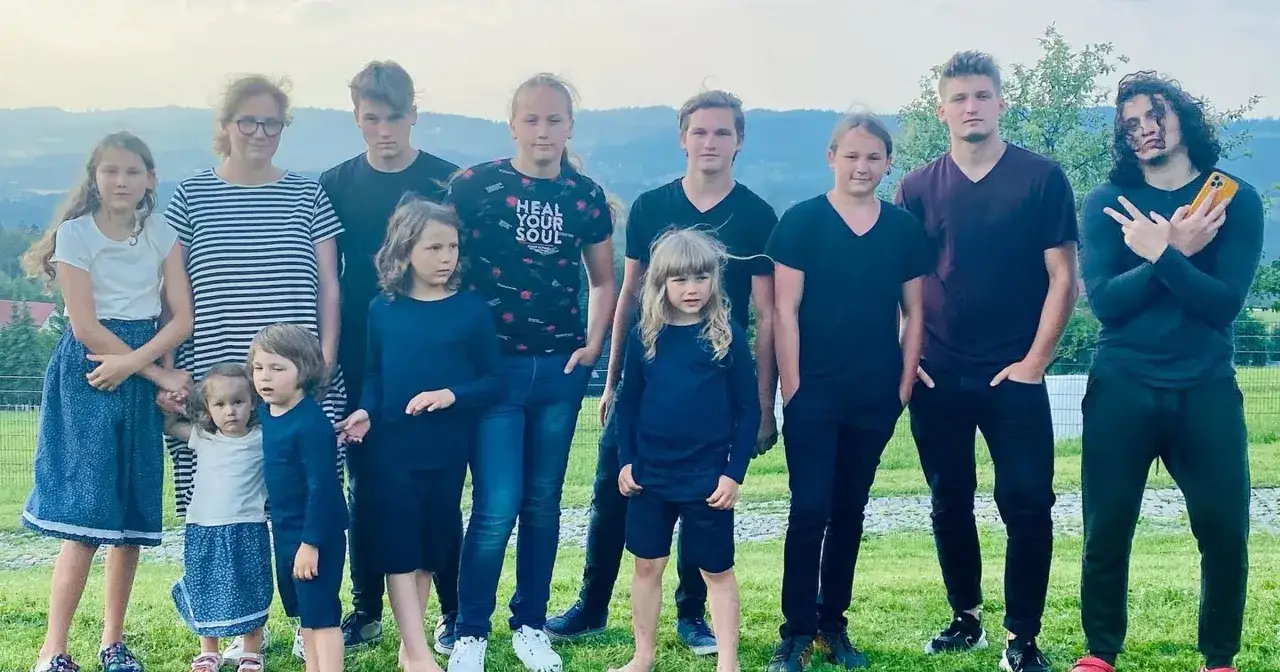 Rodzina ucząca się w domu Polska