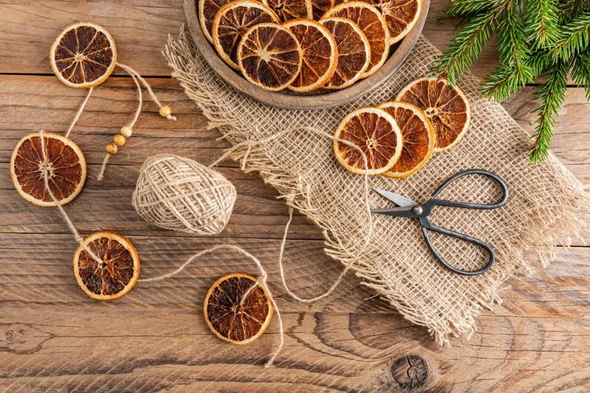 girlanda z suszonych pomarańczy i szyszek