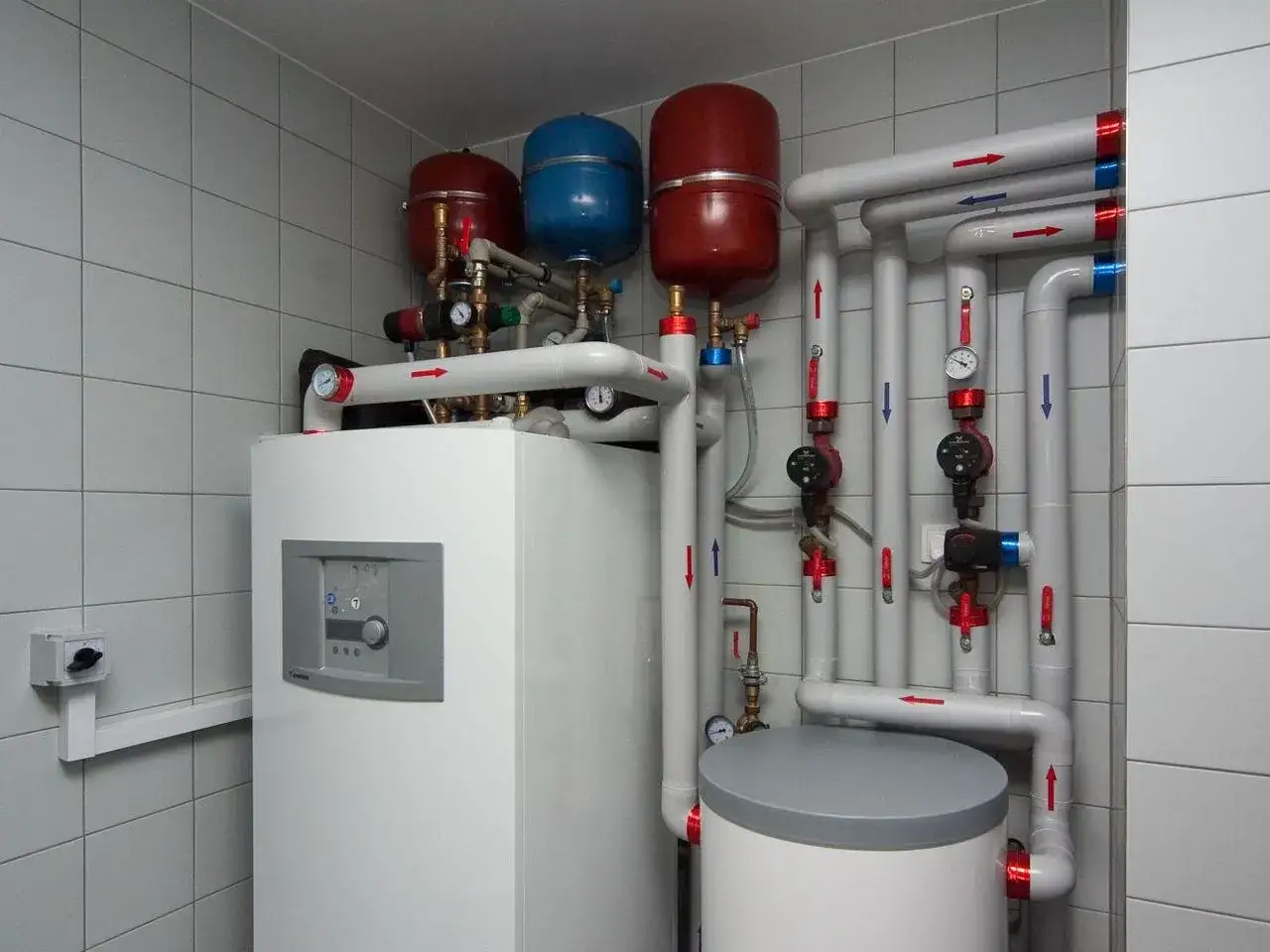 System grzewczy z pompą ciepła, zbiornikami i rurami. Zastanawiasz się, dlaczego pompa ciepła się wyłącza? Sprawdź ciśnienie i przepływ.