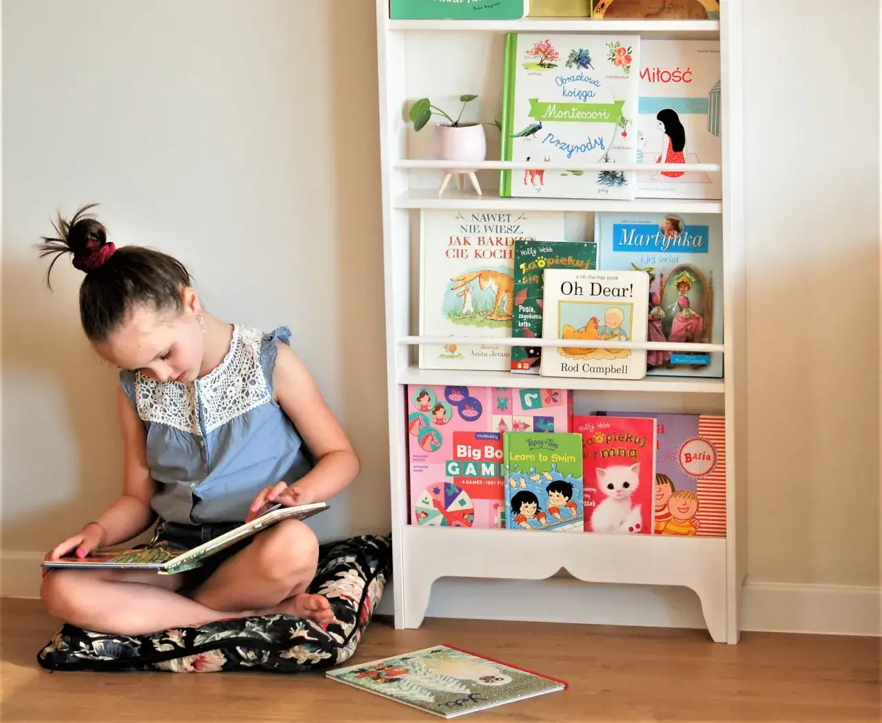 Bücherregal mit Jugendbüchern für Mädchen