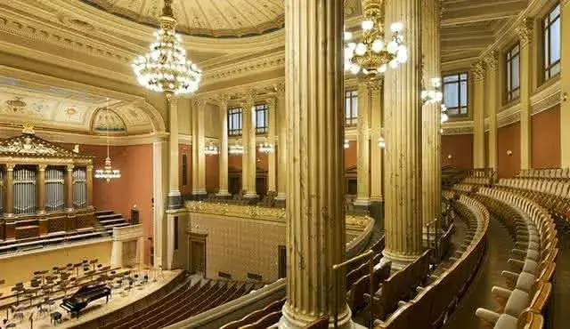 Rudolfinum w Pradze wnętrze sali koncertowej