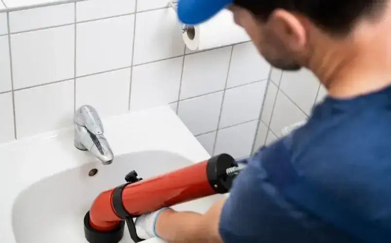 jak używać przepychaczki do zlewu