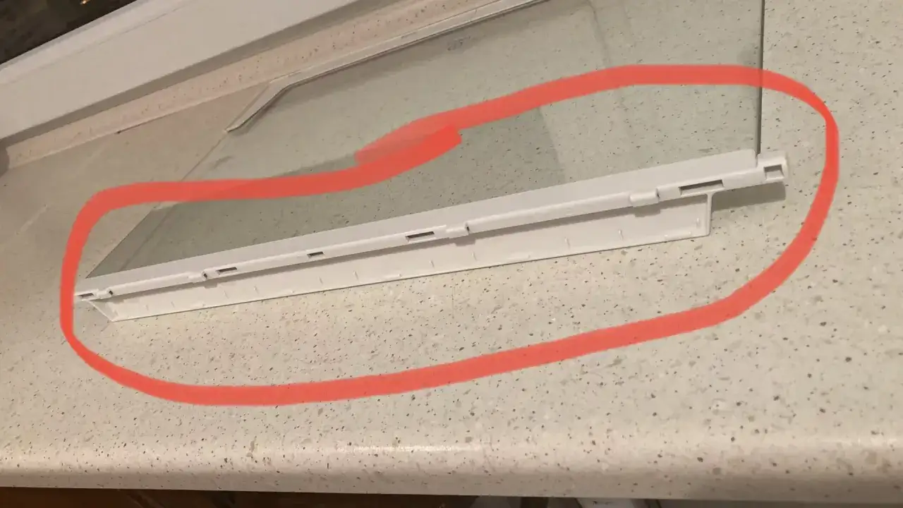 pęknięta p&oacute;łka w lod&oacute;wce przed i po naprawie