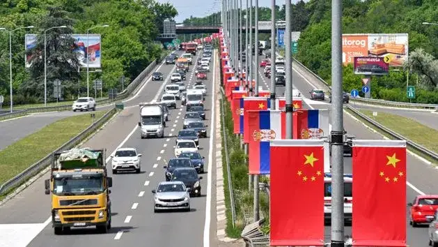 droga lokalna w Serbii samoch&oacute;d