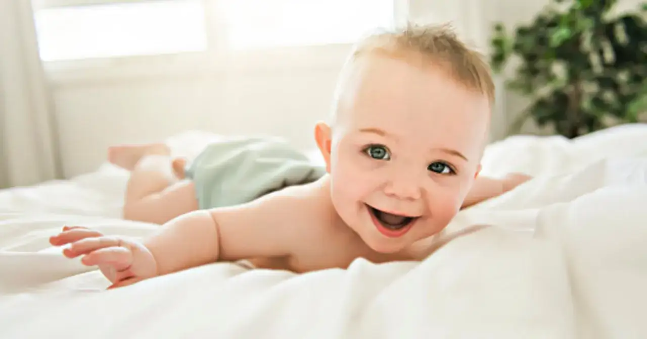 niemowlę 8 tygodni uśmiecha się do rodzica