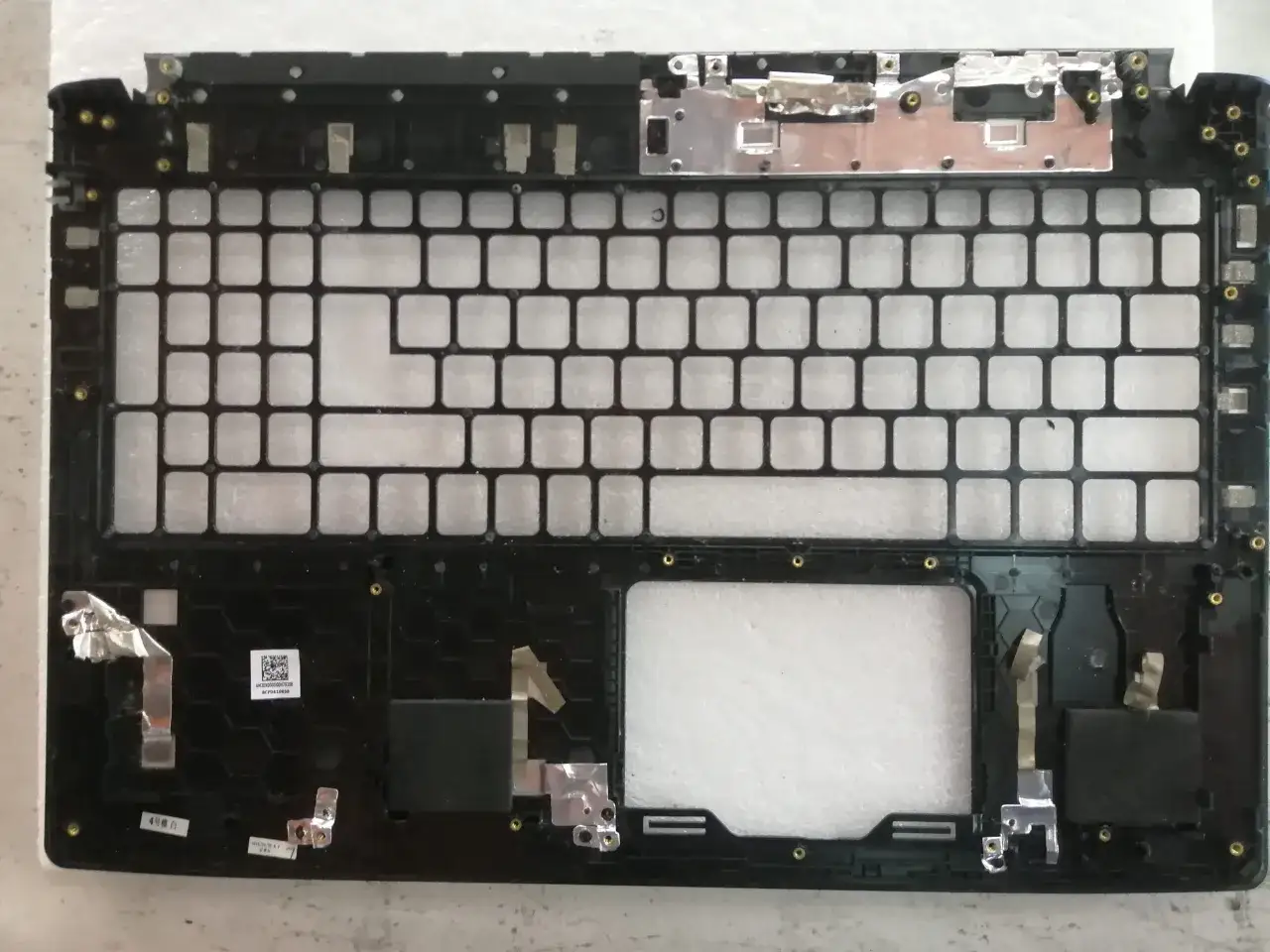 Szukasz informacji, ile kosztuje wymiana klawiatury w laptopie? Oto część obudowy laptopa z miejscem na klawiaturę i touchpad.