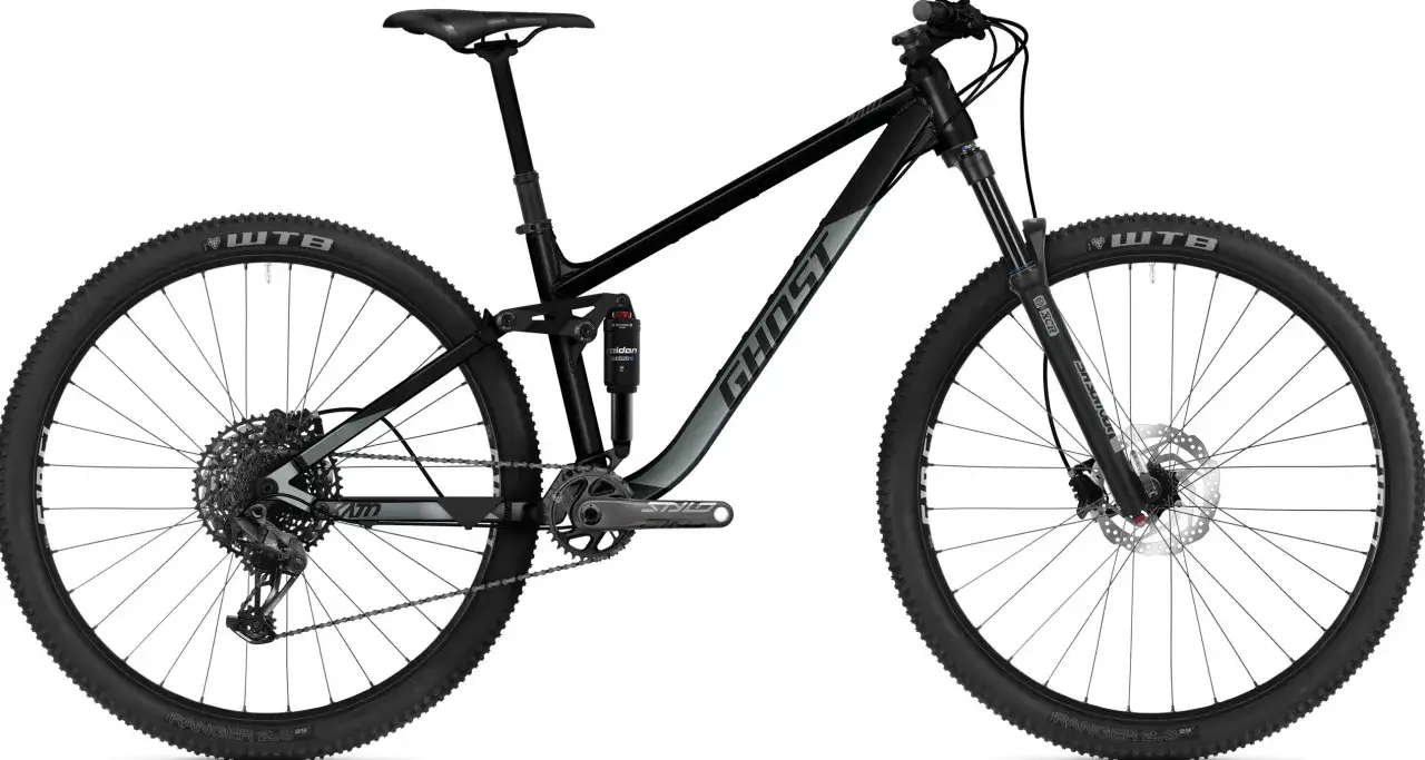 Czarny rower górski marki Ghost z pełnym zawieszeniem, gotowy na terenowe wyzwania.