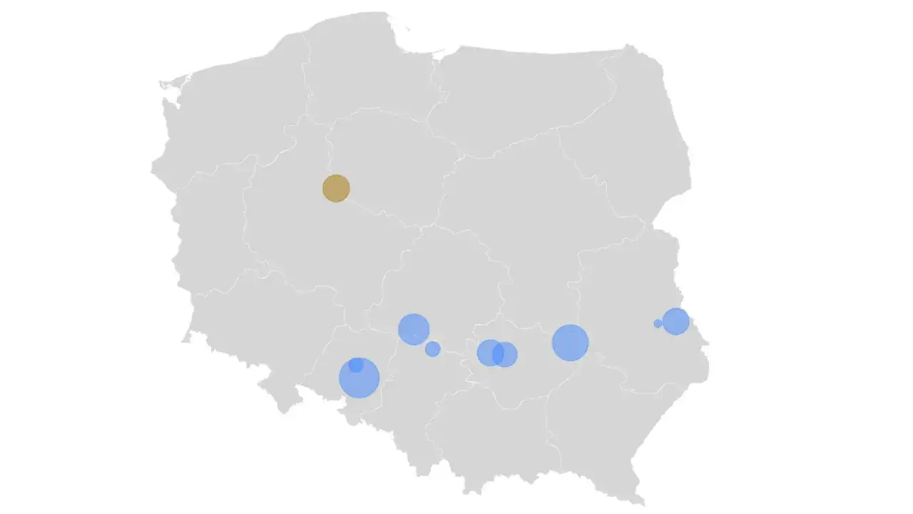 Mapa Polski z zaznaczonymi lokalizacjami cementowni. Niebieskie kropki o różnej wielkości wskazują rozmieszczenie zakładów, jedna brązowa kropka wyróżnia się w centralnej części kraju.
