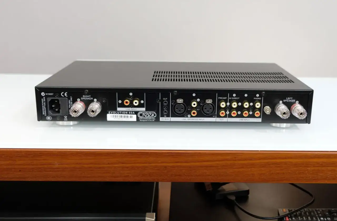 Tylna ścianka wzmacniacza Creek Evolution 50A z licznymi złączami: głośnikowymi, wejściami liniowymi, XLR, RCA, Phono.
