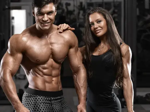 kobieta i mężczyzna trenujący siłowo, wyrzeźbione sylwetki