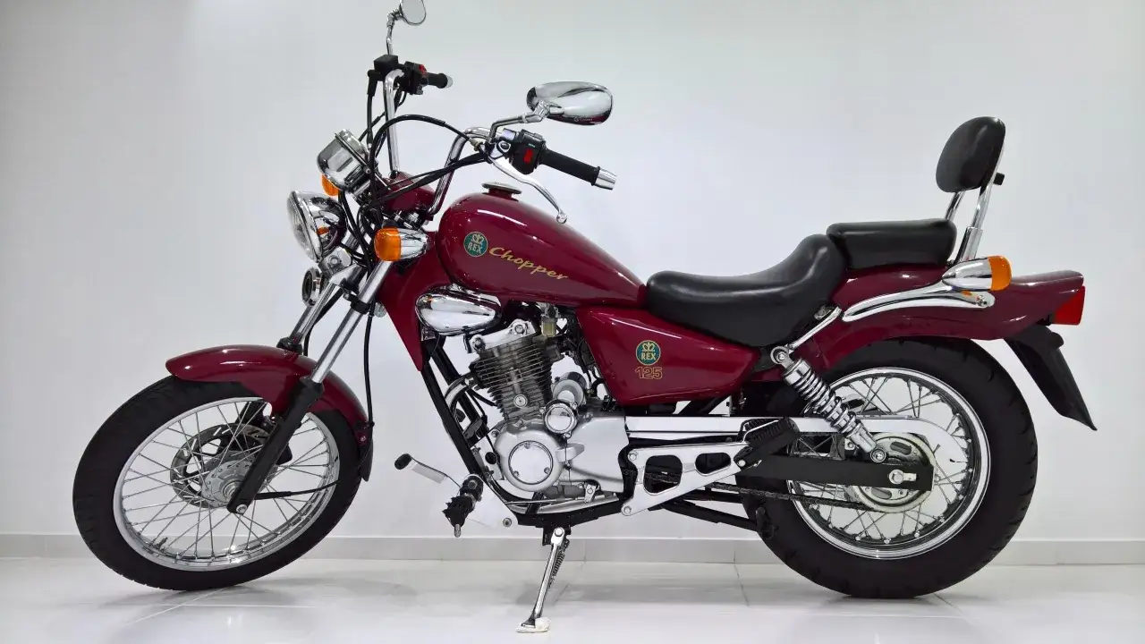 Czerwony chopper REX 125, najmocniejszy chopper 125, z chromowanymi elementami i wygodnym siedzeniem.