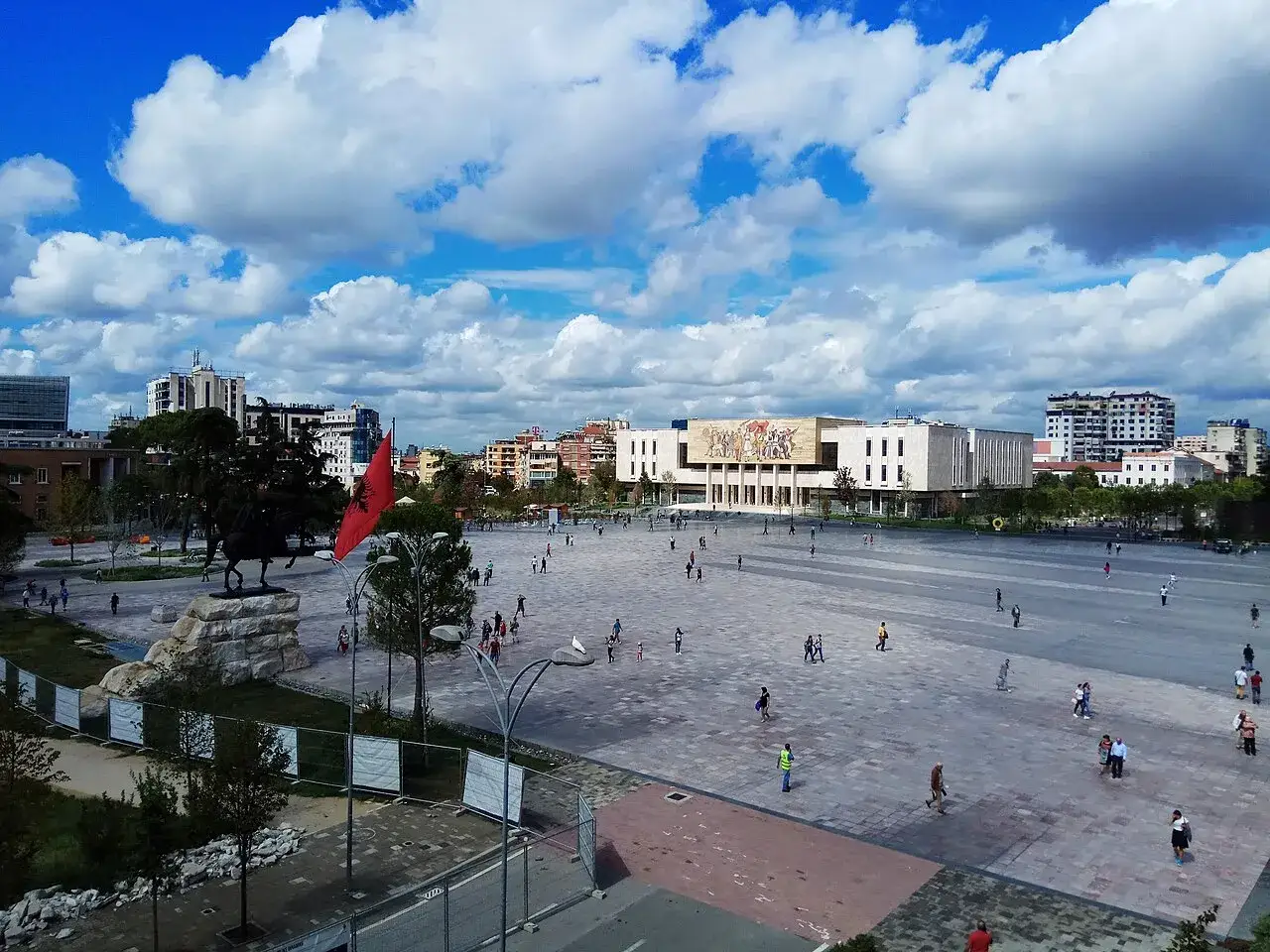 Skanderbeg Square w Tiranie, gdzie warto zobaczyć pomnik bohatera narodowego i Muzeum Historii Narodowej.