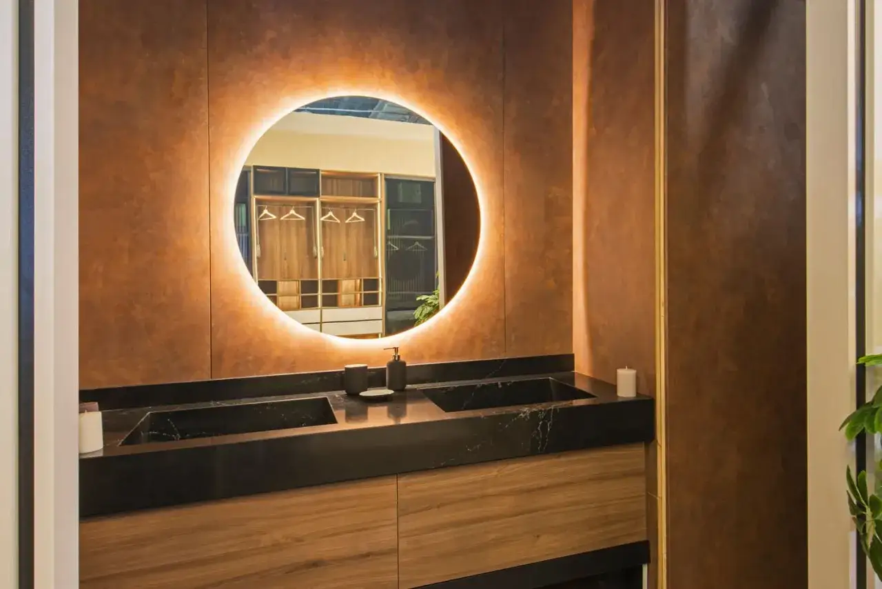 Okrągłe lustro z podświetleniem LED, idealne do łazienki. Jak zrobić podświetlenie LED lustra? Elegancka łazienka z podwójną umywalką.