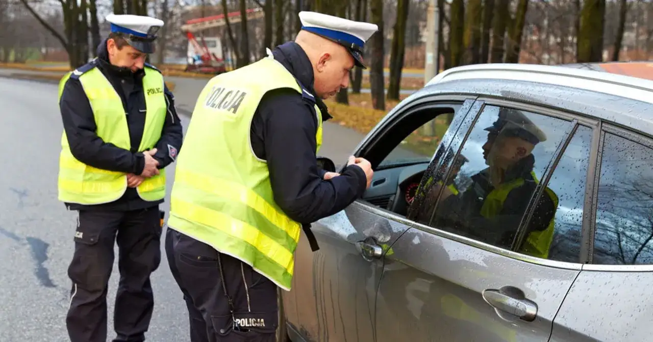 policjant podczas kontroli drogowej i rozmowy z kierowcą