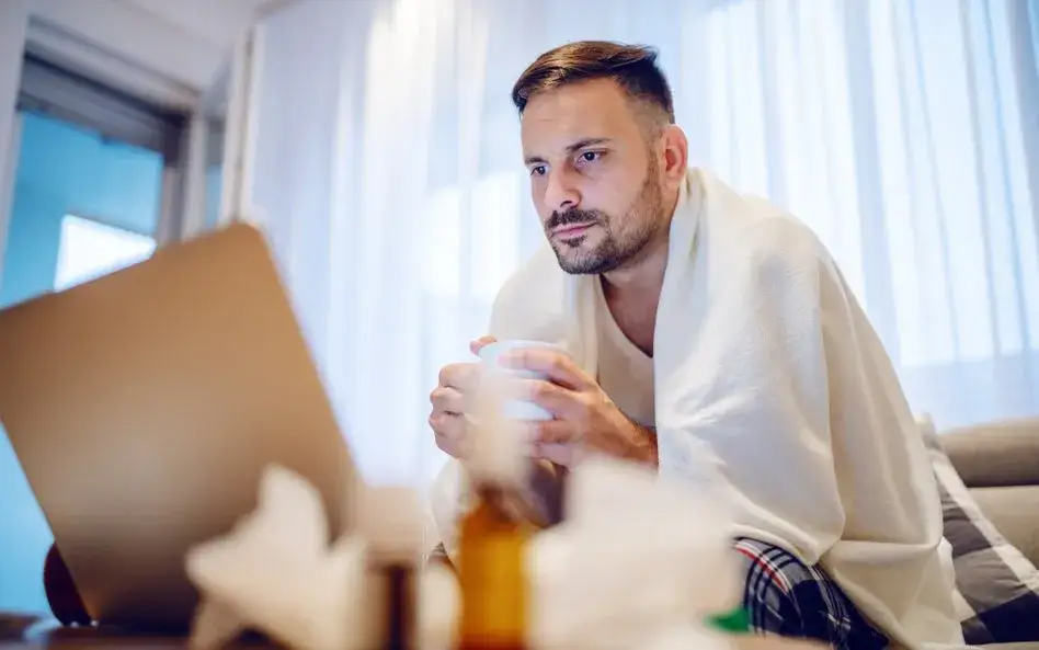 pracownik informuje pracodawcę o L4