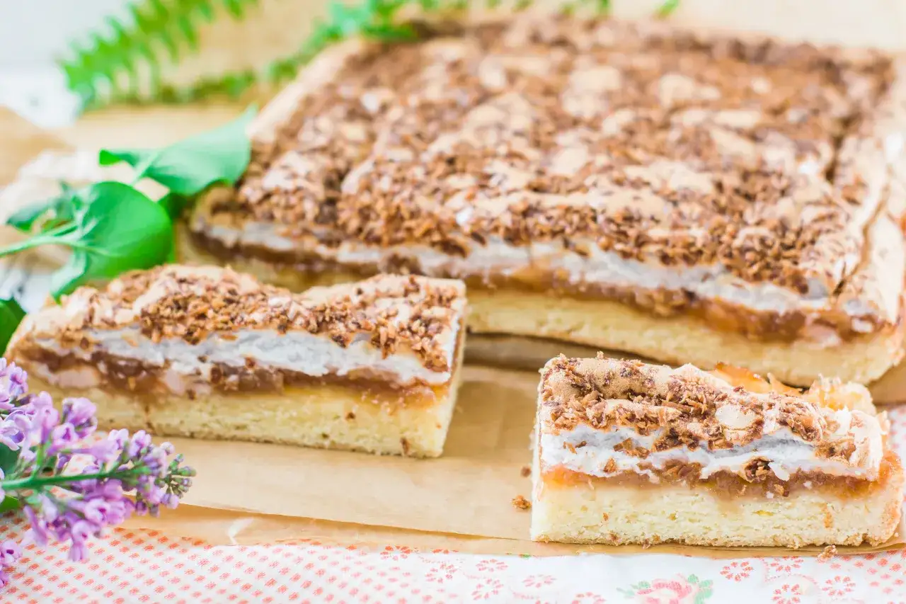 kruche ciasto z dżemem porzeczkowym i pianką gotowe