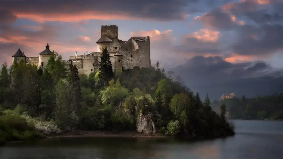 zwiedzanie historycznego zamku w Polsce