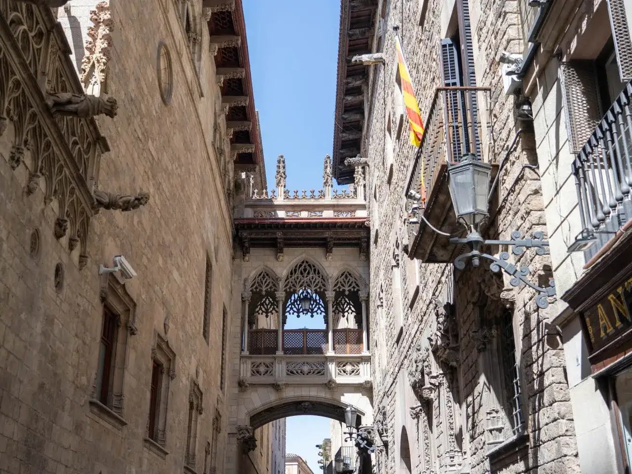 Urokliwe place i uliczki Gr&agrave;cia Barcelona