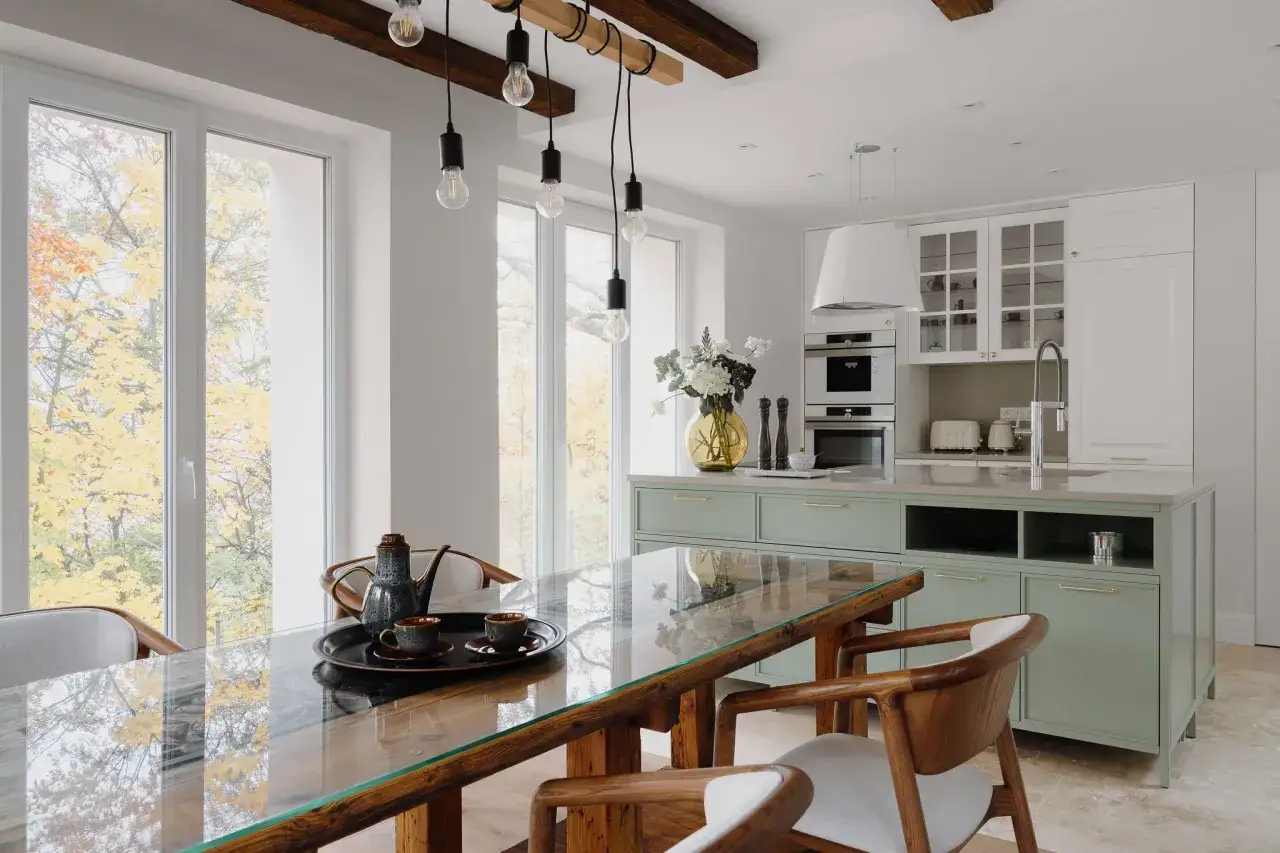 Nowoczesny aneks kuchenny w apartamencie wakacyjnym