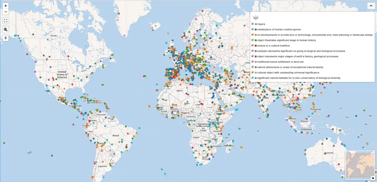 Mapa świata z zaznaczonymi punktami reprezentującymi obiekty UNESCO, od arcydzieł po naturalne siedliska.