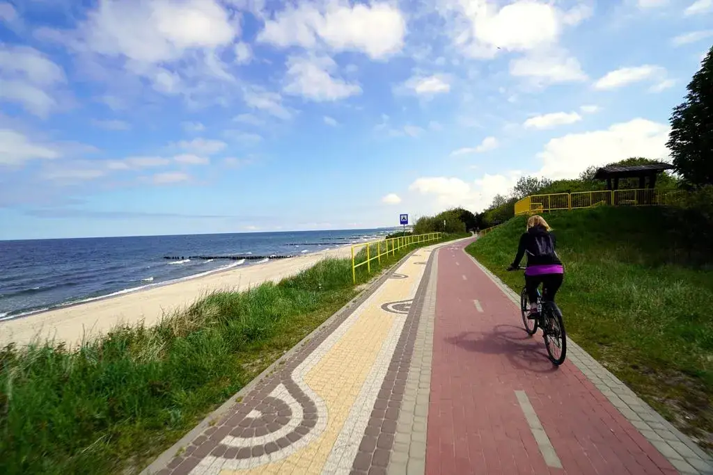 Velo Baltica Pomorze Zachodnie asfaltowa ścieżka rowerowa widok na morze