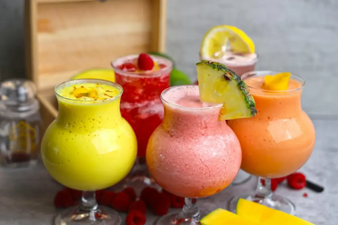 kolorowe domowe lemoniady i koktajle bezalkoholowe w karafkach