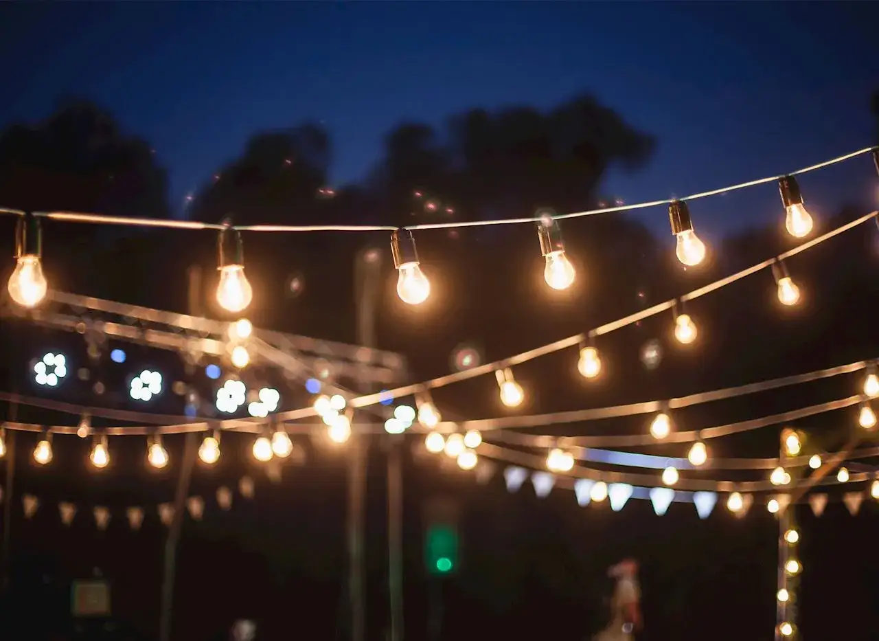 Ciepłe światło girlandy ogrodowej tworzy magiczny nastr&oacute;j. Zastanawiasz się, jakie żar&oacute;wki do girlandy ogrodowej wybrać, by uzyskać taki efekt?