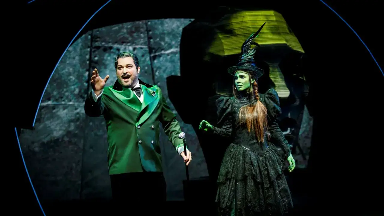 Aktor w zielonym fraku i czarownica z musicalu Wicked, od lat zachwycająca widzów.